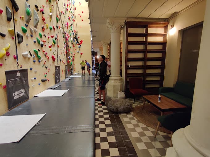 Aménagement d'une salle d'escalade — vue 1